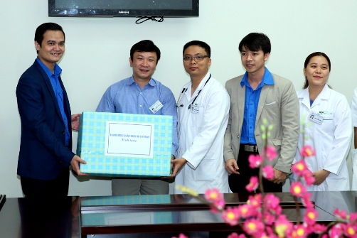 Đồng chí Bùi Quang Huy - Bí thư BCH Trung ương Đoàn tặng quà chúc Tết các y